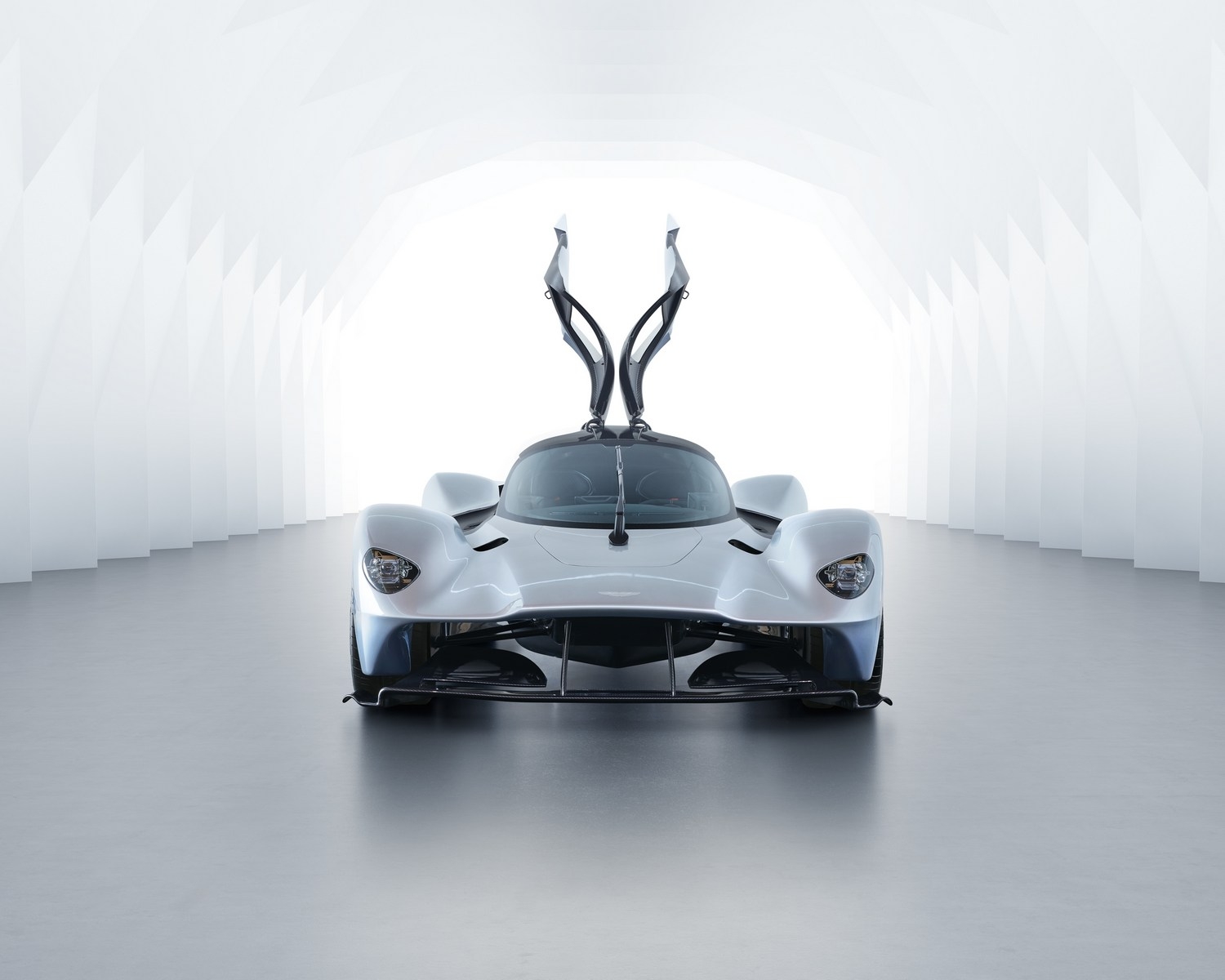 Siêu xe "ngàn mã lực" Aston Martin Valkyrie xuất hiện đầy ấn tượng
