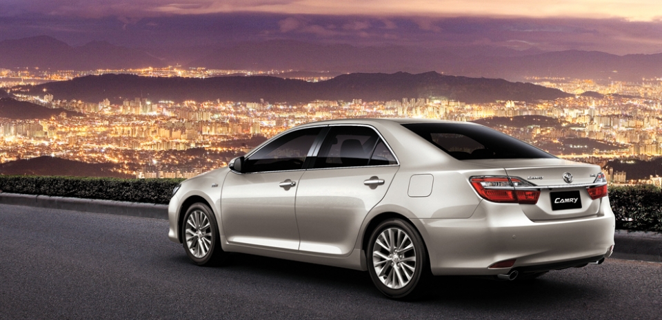 toyota viet nam len doi camry voi den pha led