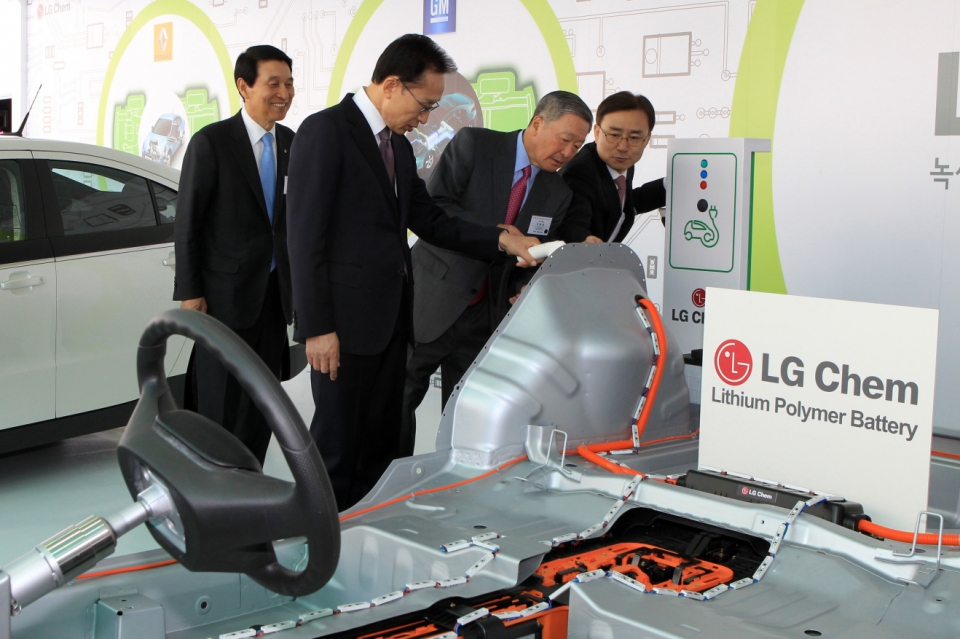 lg se xay nha may pin cho xe dien lon nhat chau au trong nam toi