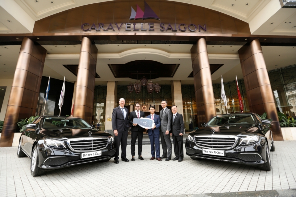 mercedes benz viet nam ban giao bo doi e 200 the he moi cho khach san caravelle sai gon