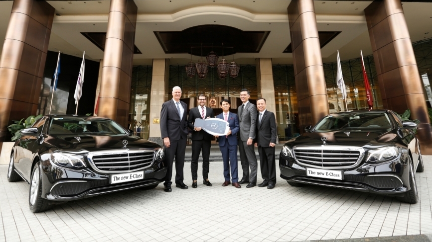 Mercedes-Benz Việt Nam bàn giao bộ đôi E 200 thế hệ mới cho khách sạn Caravelle Sài Gòn