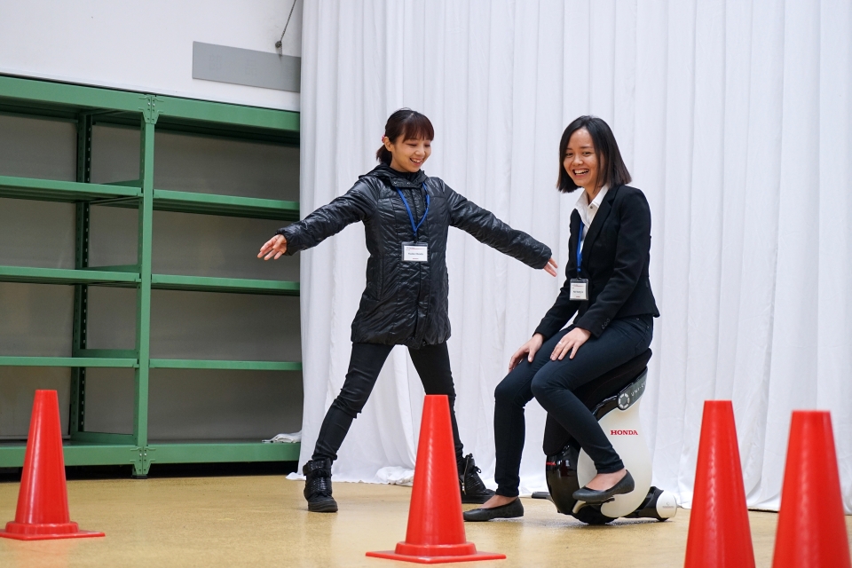 tokyo 2017 thay vi segway hay hoverboard uni cub se la phuong tien ca nhan hoan hao