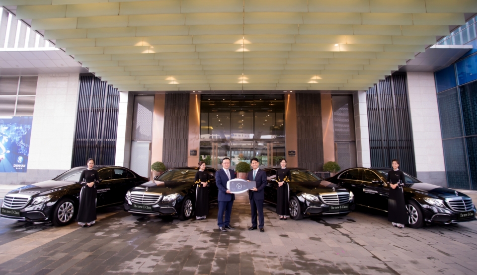 Mercedes-Benz Việt Nam bàn giao E200 cho "lính mới" InterContinental Hanoi Landmark72 mercedes benz viet nam ban giao e200 cho linh moi intercontinental hanoi landmark72