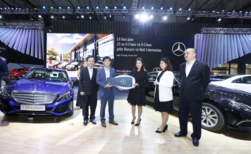 Mercedes-Benz Việt Nam bàn giao 25 xe E-Class và S-Class cho đối tác Bali Limousine mercedes benz viet nam ban giao 25 xe e class va s class cho doi tac bali limousine