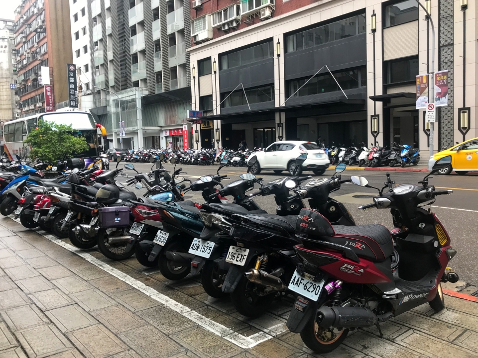 Trông giữ phương tiện trên phố: Không chỉ là bài toán chỗ để trong giu phuong tien tren pho khong chi la bai toan cho de