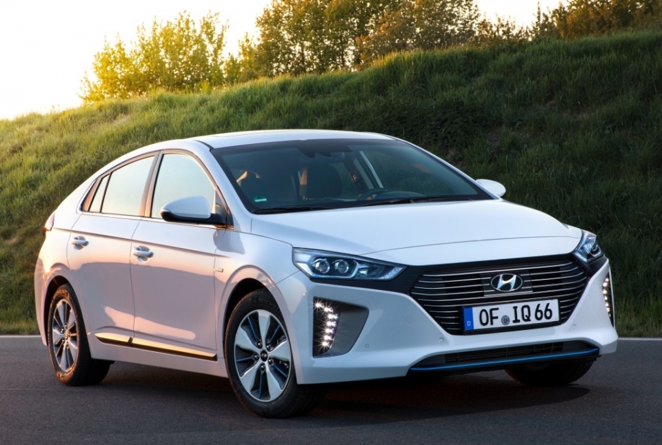 hyundai ioniq plug in hybrid quyet chien toyota prius prime