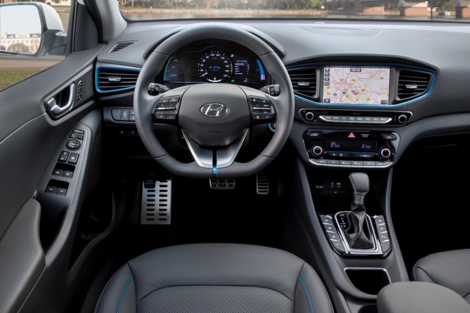 hyundai ioniq plug in hybrid quyet chien toyota prius prime
