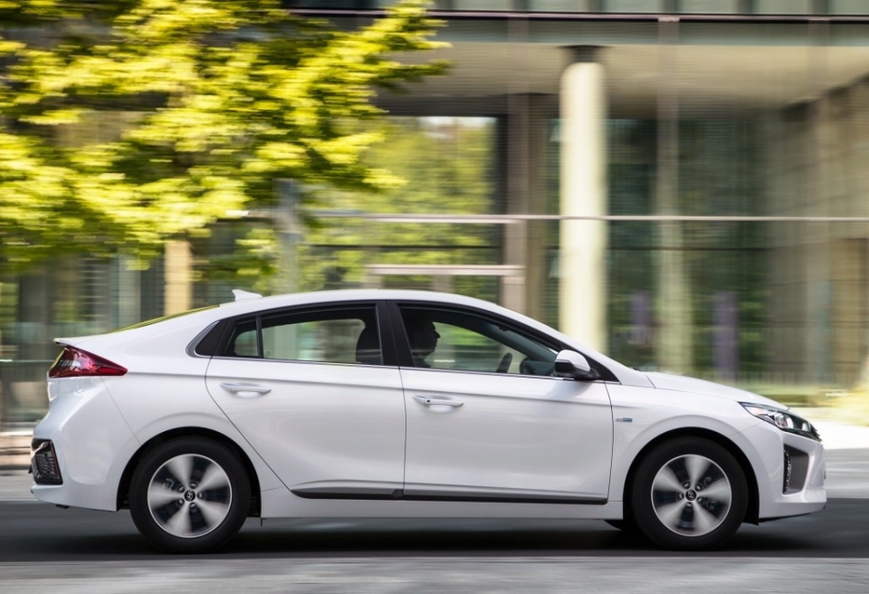hyundai ioniq plug in hybrid quyet chien toyota prius prime