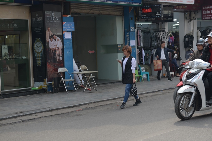 Trả lại vỉa hè cho người đi bộ tại Hà Nội: Cóc vẫn nhảy khỏi đĩa! tra lai via he cho nguoi di bo tai ha noi coc van nhay khoi dia