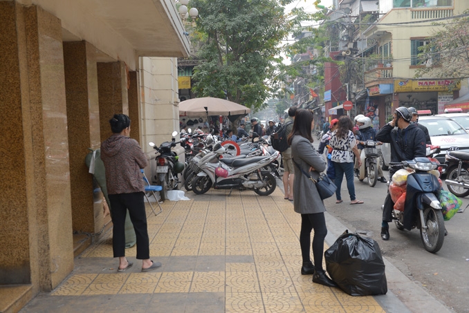Trả lại vỉa hè cho người đi bộ tại Hà Nội: Cóc vẫn nhảy khỏi đĩa! tra lai via he cho nguoi di bo tai ha noi coc van nhay khoi dia