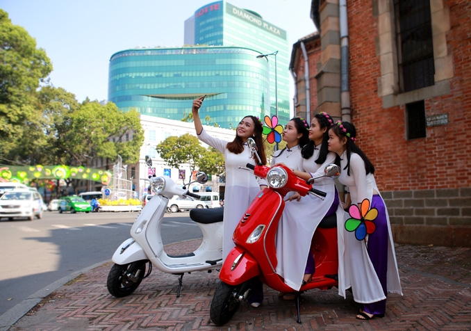Ngỡ ngàng bắt gặp Vespa LX iGet 125 trên đường phố Sài Gòn