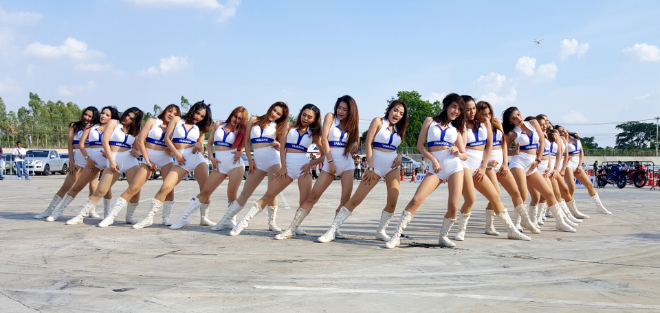 Những ánh mắt "hút hồn nửa thế giới" trên đường đua nhung anh mat hut hon nua the gioi tren duong dua
