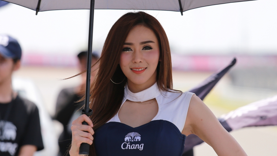 Những ánh mắt "hút hồn nửa thế giới" trên đường đua