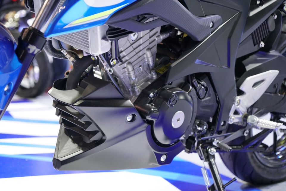 vmcs 2017 xe the thao co nho suzuki gsx r150 va gsx s150 gay chu y
