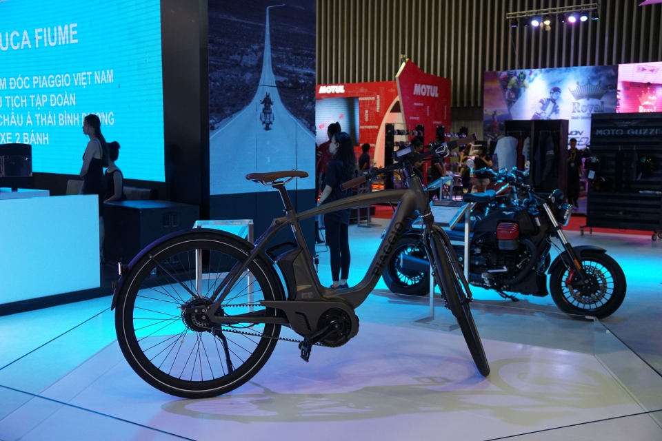 vmcs 2017 doc dao phong trung bay da thuong hieu motoplex cua piaggio