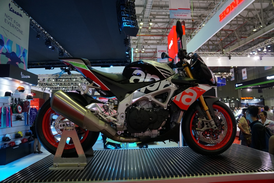 vmcs 2017 doc dao phong trung bay da thuong hieu motoplex cua piaggio