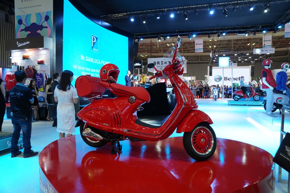 vmcs 2017 doc dao phong trung bay da thuong hieu motoplex cua piaggio