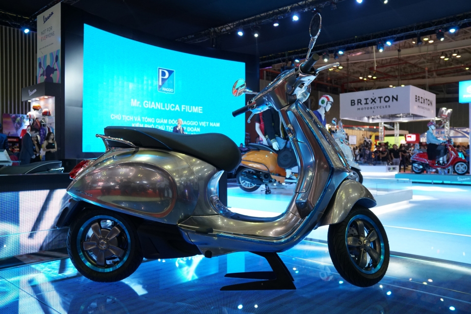 vmcs 2017 doc dao phong trung bay da thuong hieu motoplex cua piaggio