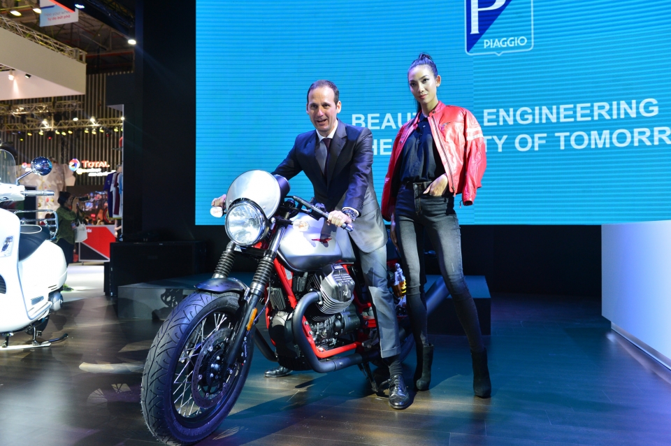 vmcs 2017 doc dao phong trung bay da thuong hieu motoplex cua piaggio