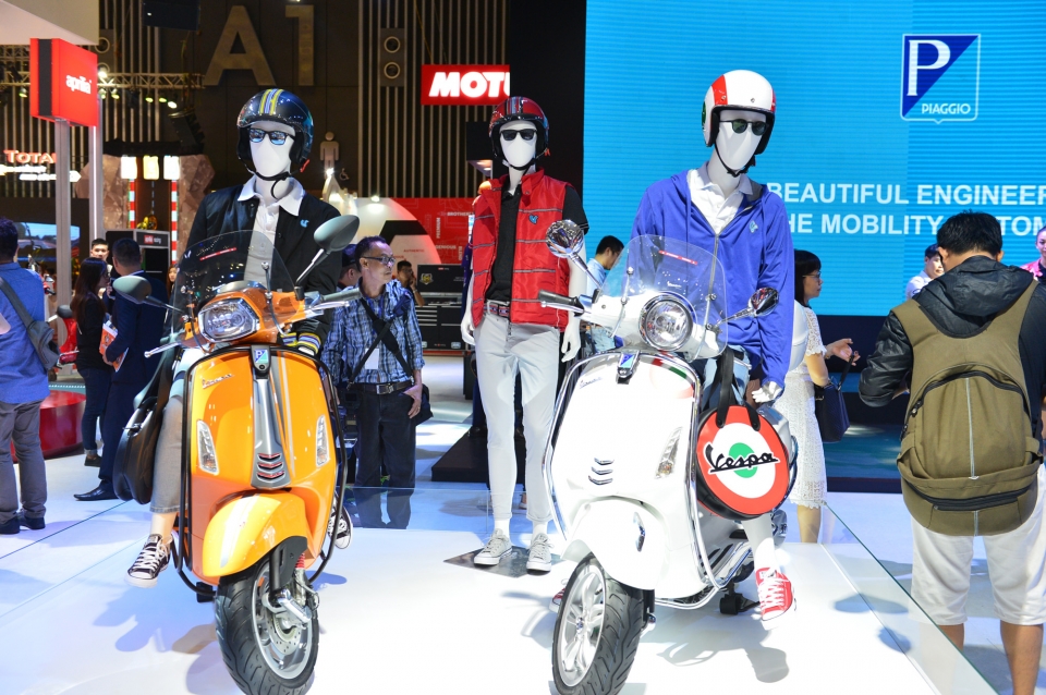 vmcs 2017 doc dao phong trung bay da thuong hieu motoplex cua piaggio