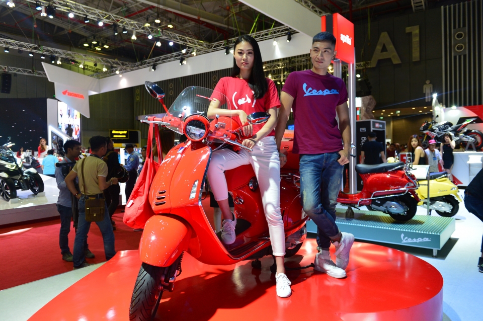 vmcs 2017 doc dao phong trung bay da thuong hieu motoplex cua piaggio