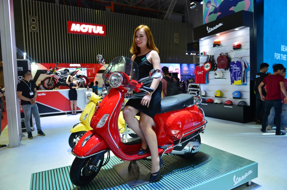 vmcs 2017 doc dao phong trung bay da thuong hieu motoplex cua piaggio