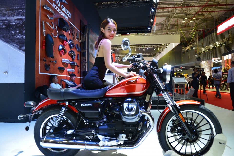 vmcs 2017 doc dao phong trung bay da thuong hieu motoplex cua piaggio