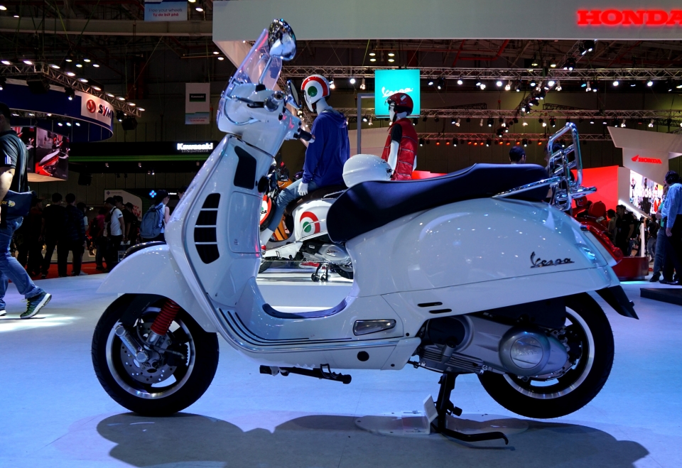 vmcs 2017 doc dao phong trung bay da thuong hieu motoplex cua piaggio