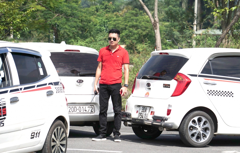Màn xếp xe kỷ niệm sinh nhật lần thứ 6 hoành tráng của CLB KIA Morning OTOFUN man xep xe ky niem sinh nhat lan thu 6 hoanh trang cua clb kia morning otofun