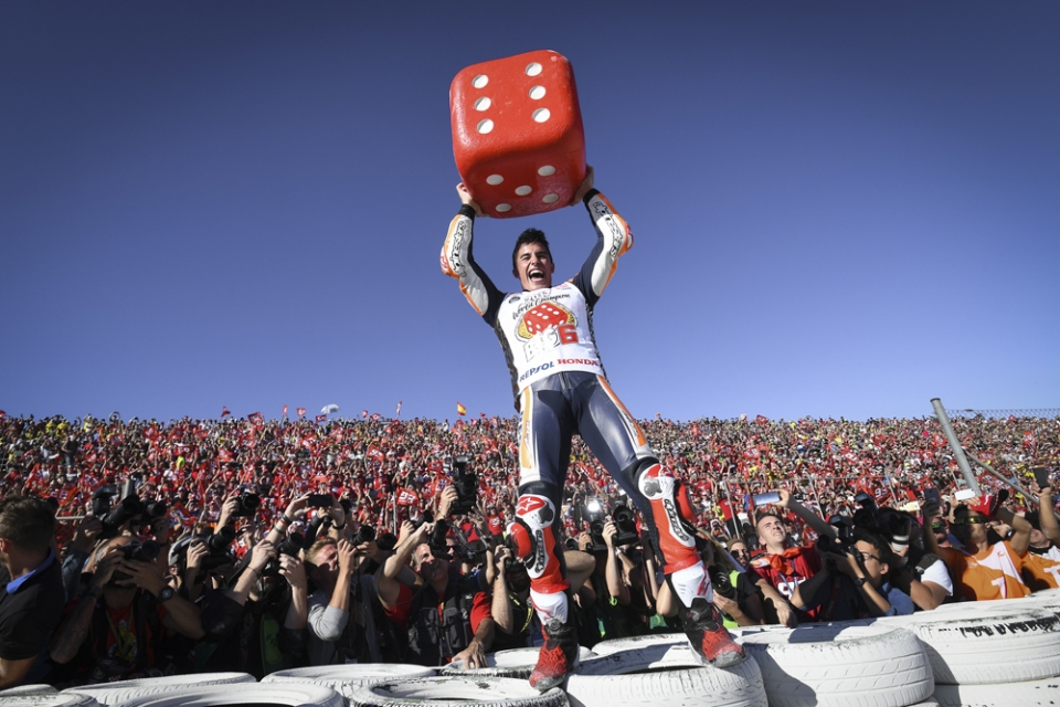 Tay đua Tây Ban Nha Marc Marquez lên ngôi Vô địch mùa giải MotoGP 2017 tại quê nhà tay dua tay ban nha marc marquez len ngoi vo dich mua giai motogp 2017 tai que nha