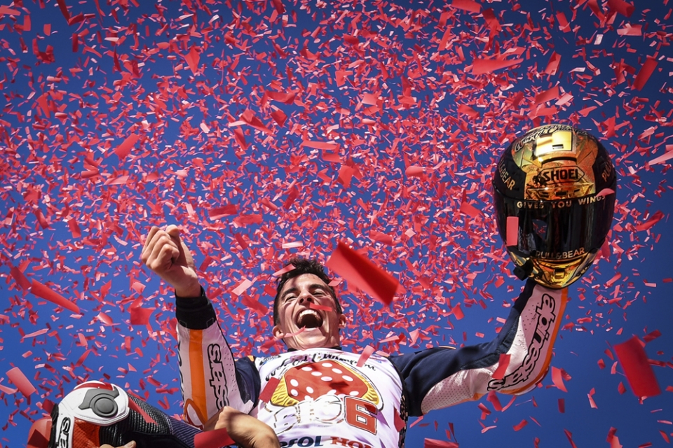 Tay đua Tây Ban Nha Marc Marquez lên ngôi Vô địch mùa giải MotoGP 2017 tại quê nhà tay dua tay ban nha marc marquez len ngoi vo dich mua giai motogp 2017 tai que nha