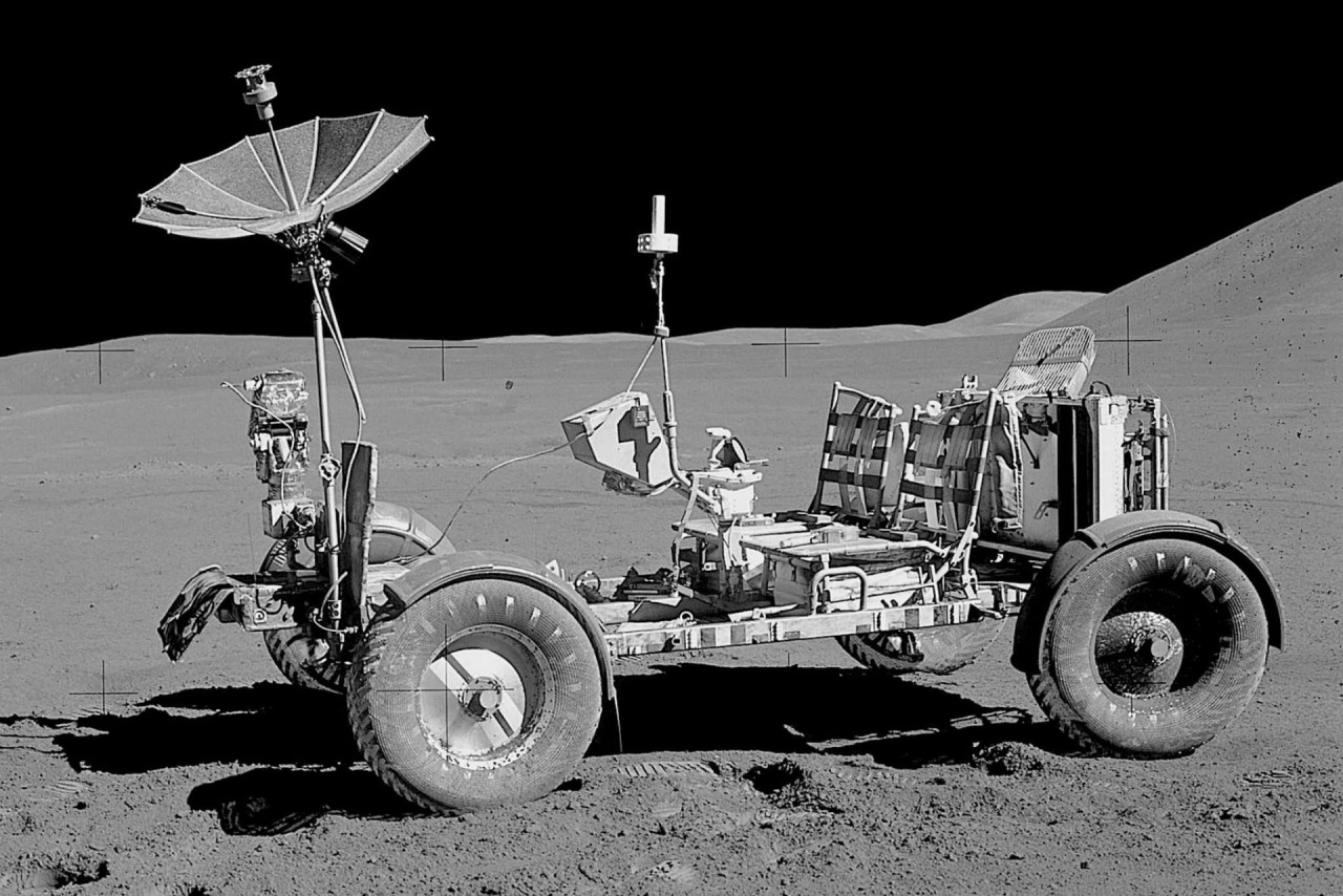 Khám phá xe Lunar Rover chạy trên mặt trăng sản xuất bởi General Motors