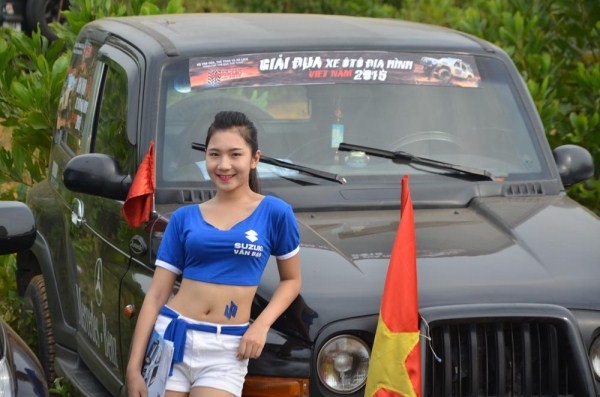 voc 2015 dan nguoi dep thieu dot giai dua xe o to dia hinh viet nam