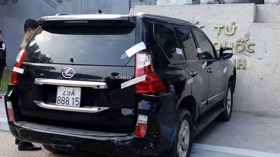 Lexus GX460 đâm thẳng vào tượng đài cạnh hồ Hoàn Kiếm lexus gx460 dam thang vao tuong dai canh ho hoan kiem