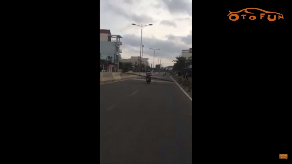 hai hung nguoi di xe may lam xiec tren duong voi thanh sat sieu dai