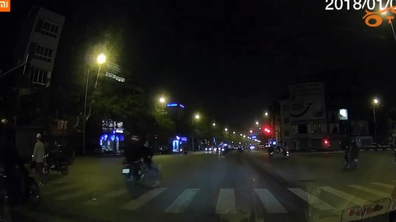 Liều lĩnh vượt đèn đỏ, nam thanh niên gây tai nạn nghiêm trọng