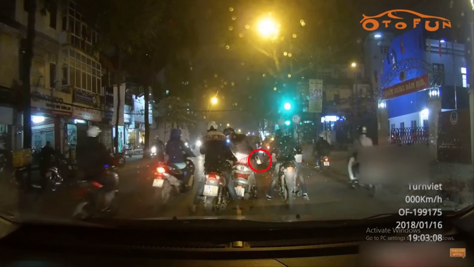 Dàn cảnh trộm túi xách trên phố Lò Đúc dan canh trom tui xach tren pho lo duc