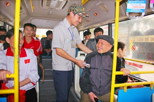 Xe buýt “hút khách” trở lại: Thầm lặng chinh phục người dân xe buyt hut khach tro lai tham lang chinh phuc nguoi dan