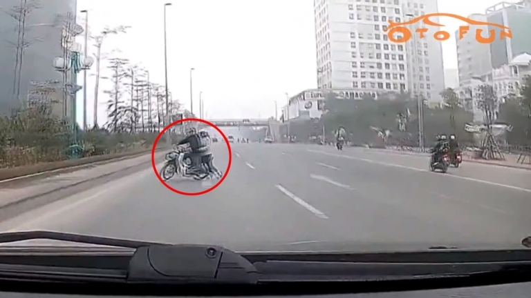 Xe máy, xe đạp "hồn nhiên" đi ngược chiều trên đường Võ Chí Công