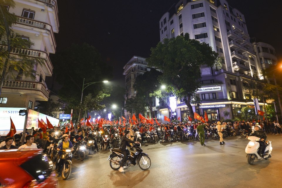 giao thong ha noi kin dac nguoi sau chien thang nghet tho cua doi tuyen u23 viet nam