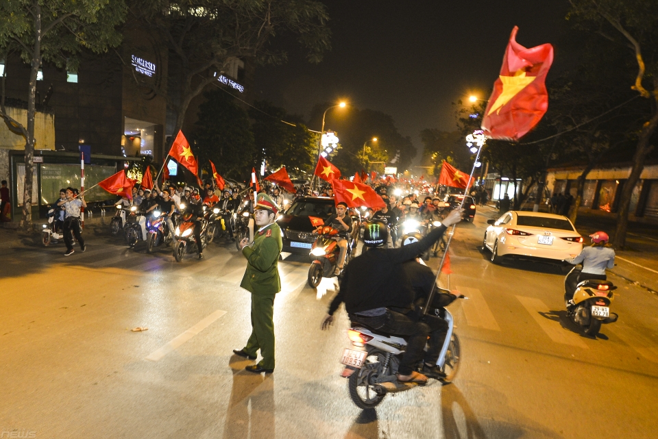 giao thong ha noi kin dac nguoi sau chien thang nghet tho cua doi tuyen u23 viet nam