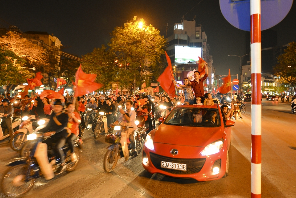 giao thong ha noi kin dac nguoi sau chien thang nghet tho cua doi tuyen u23 viet nam