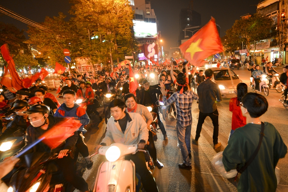 giao thong ha noi kin dac nguoi sau chien thang nghet tho cua doi tuyen u23 viet nam