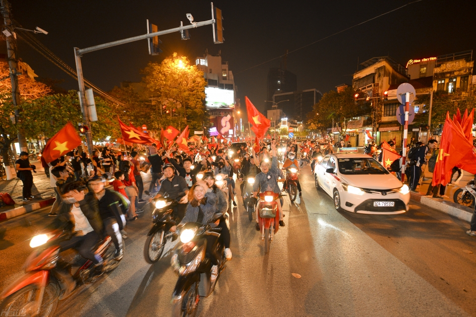 giao thong ha noi kin dac nguoi sau chien thang nghet tho cua doi tuyen u23 viet nam