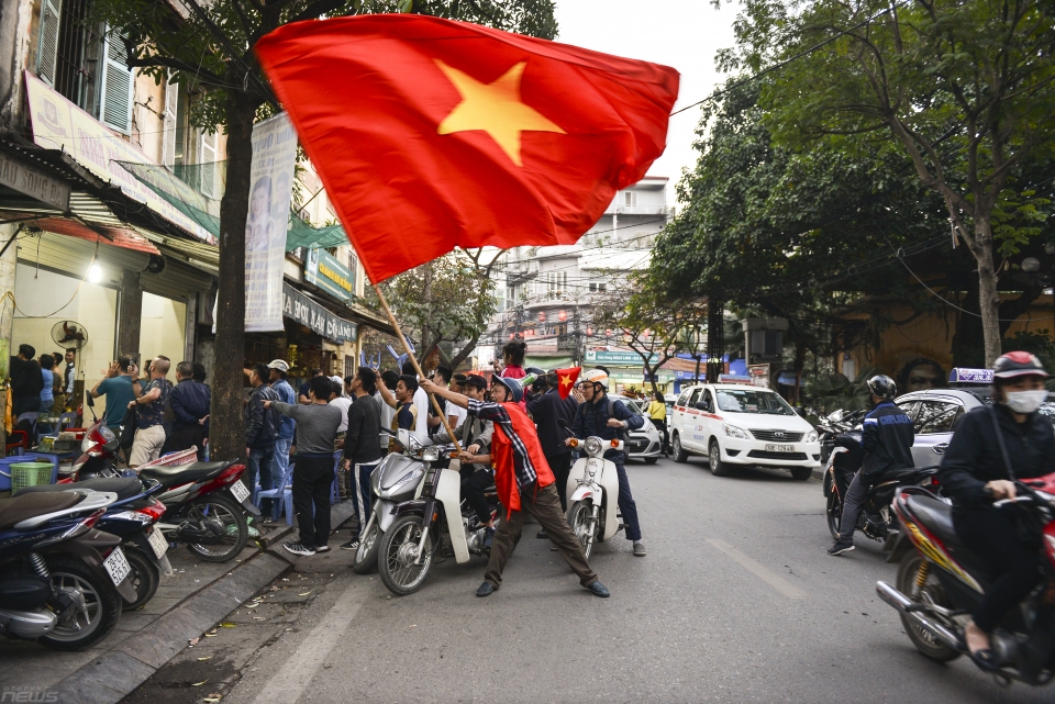 giao thong ha noi kin dac nguoi sau chien thang nghet tho cua doi tuyen u23 viet nam