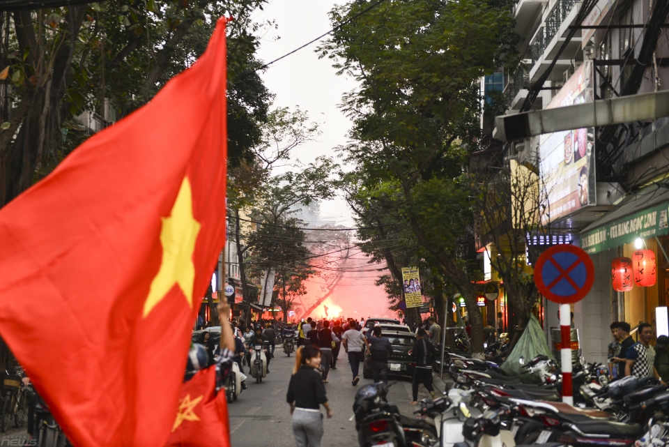 giao thong ha noi kin dac nguoi sau chien thang nghet tho cua doi tuyen u23 viet nam