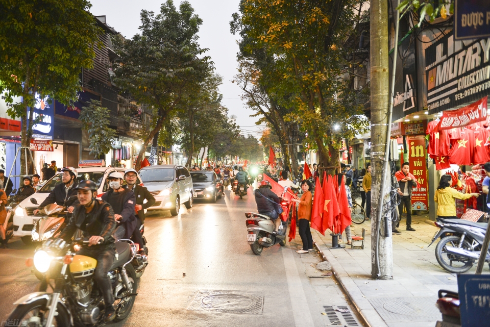 giao thong ha noi kin dac nguoi sau chien thang nghet tho cua doi tuyen u23 viet nam