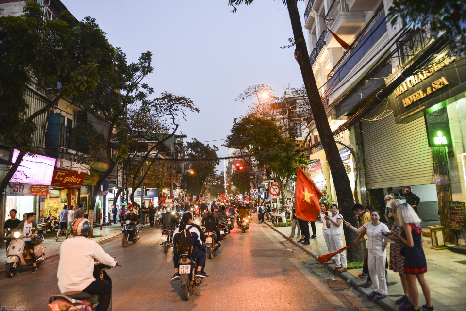 giao thong ha noi kin dac nguoi sau chien thang nghet tho cua doi tuyen u23 viet nam