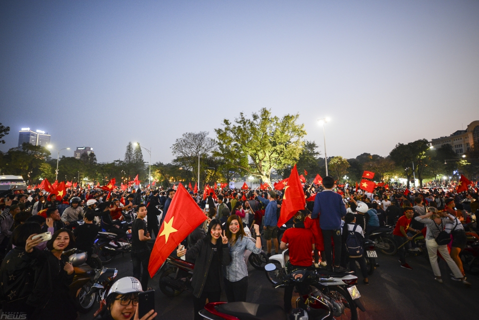 giao thong ha noi kin dac nguoi sau chien thang nghet tho cua doi tuyen u23 viet nam