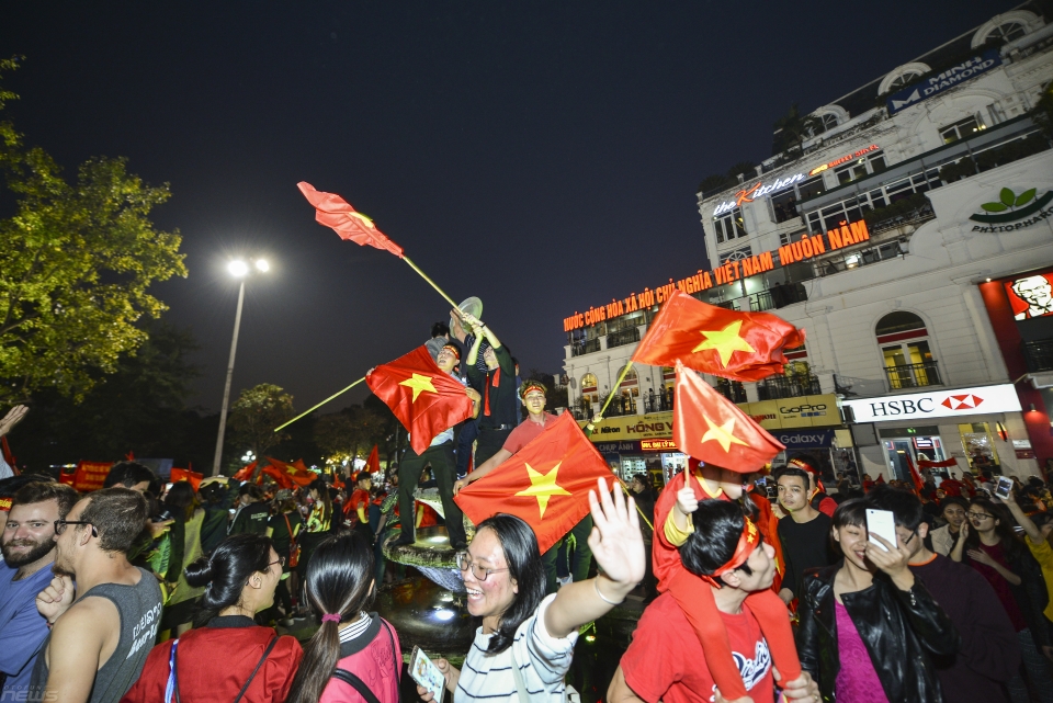 giao thong ha noi kin dac nguoi sau chien thang nghet tho cua doi tuyen u23 viet nam